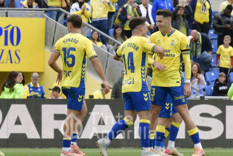 4-0: La UD acribilla al Ceuta con un festival de fútbol, remates y goles