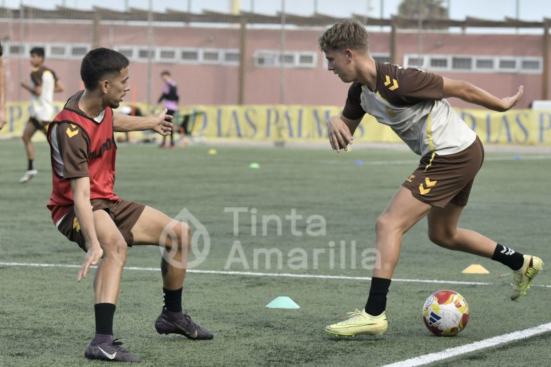 Fotos: Las Palmas C al alza mira de frente a un Telde en apuros