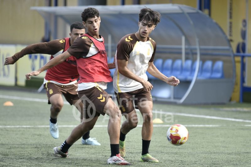Fotos: Las Palmas C al alza mira de frente a un Telde en apuros