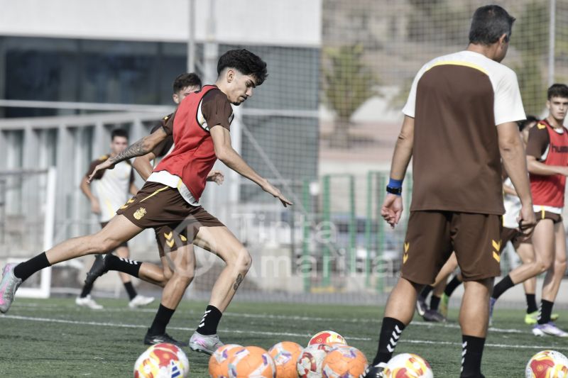 Fotos: Las Palmas C al alza mira de frente a un Telde en apuros