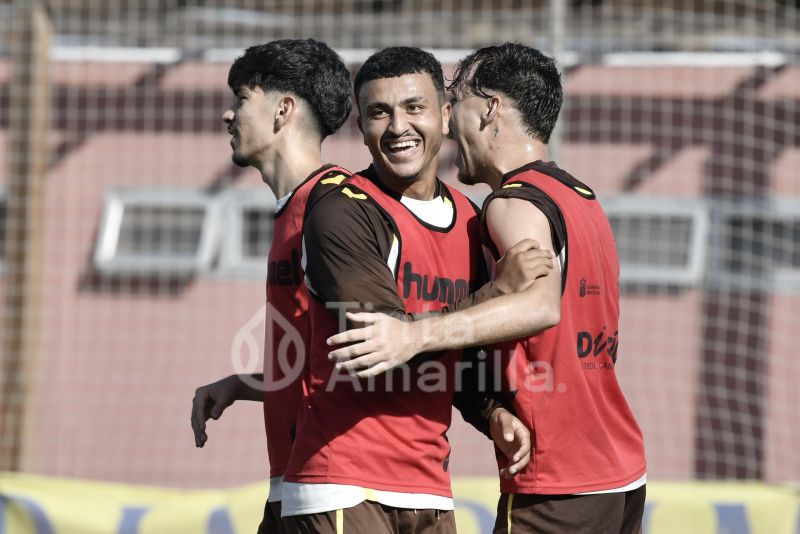 Fotos: Las Palmas C al alza mira de frente a un Telde en apuros