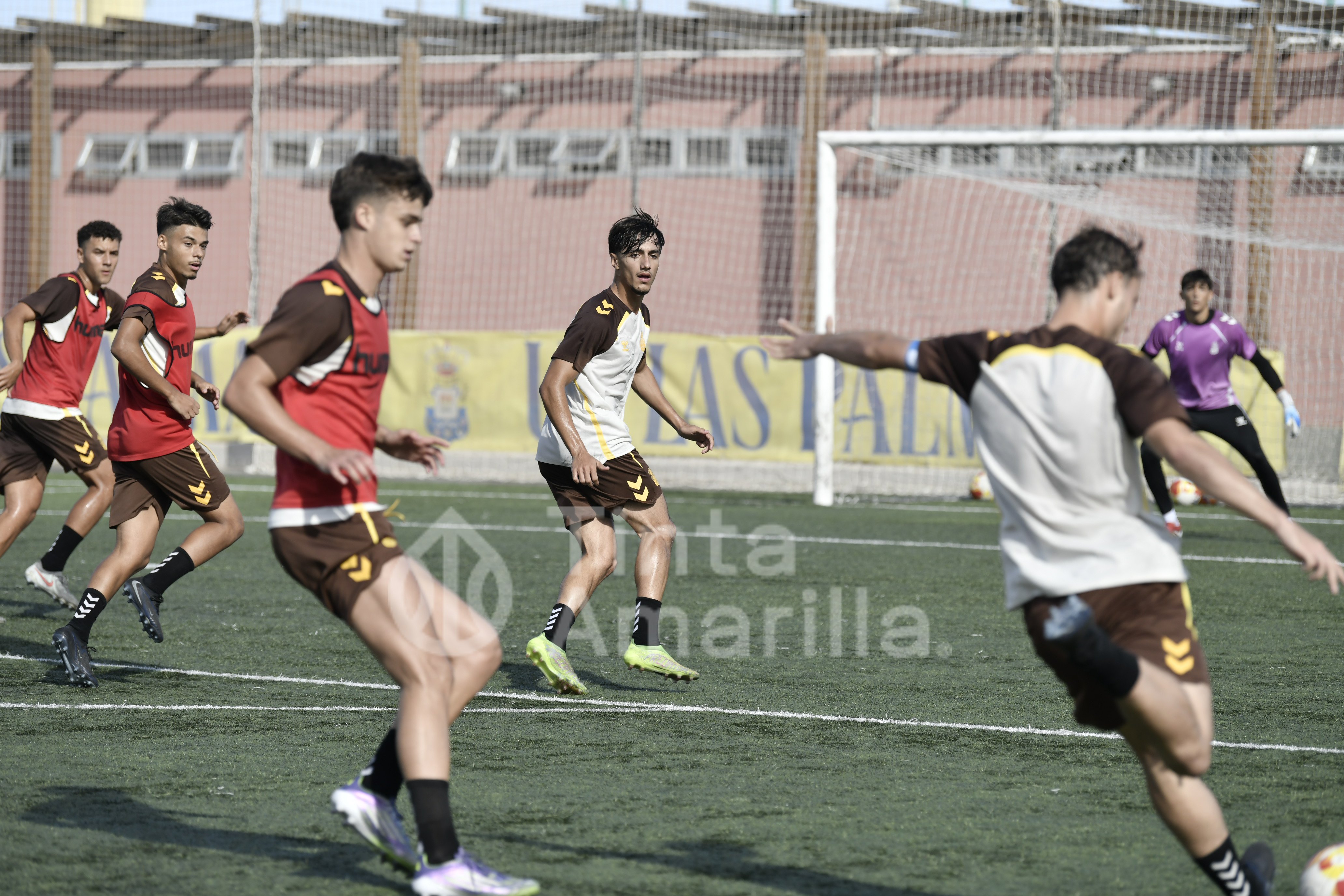 Fotos: Las Palmas C al alza mira de frente a un Telde en apuros