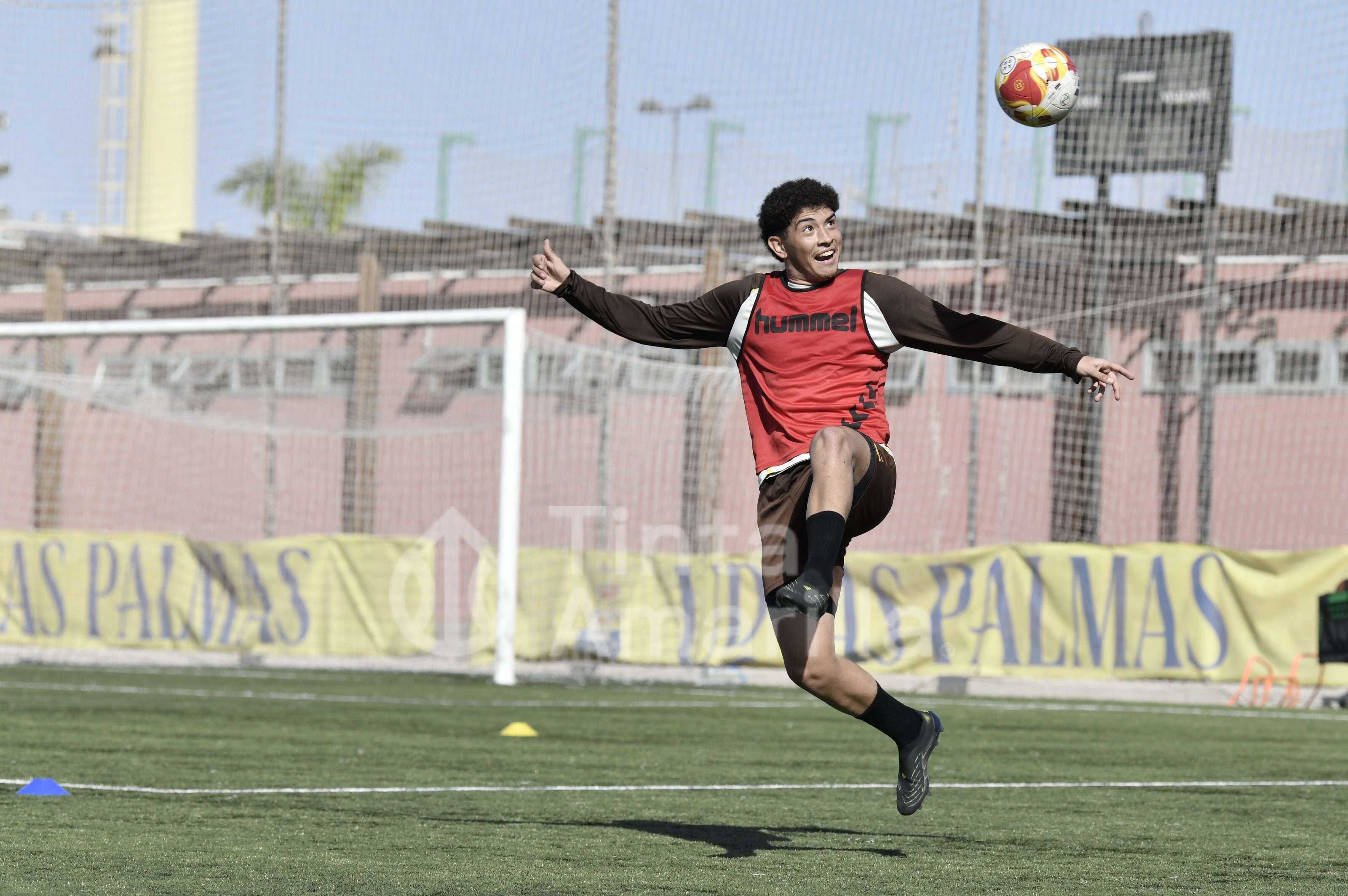 Fotos: Las Palmas C al alza mira de frente a un Telde en apuros