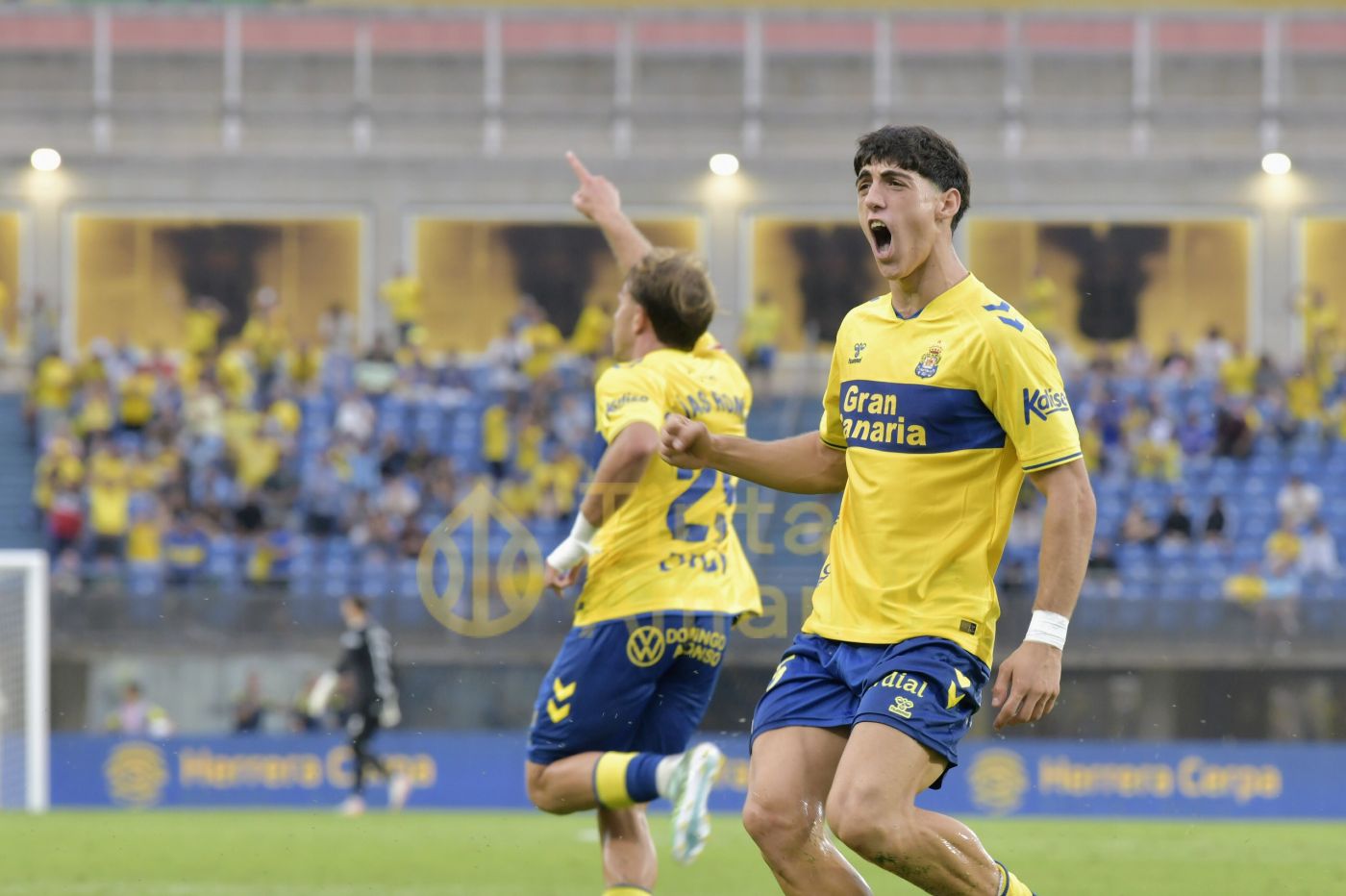 2-2: La garra de la cantera alivia una tarde complicada ante el Valladolid