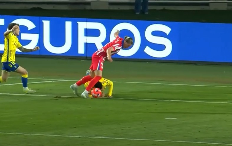 Alex Suárez se 'jugó la cabeza' para evitar el remate de Gallagher