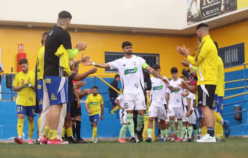 Las Palmas Atlético jugó de blanco porque el árbitro no diferenció el amarillo del verde