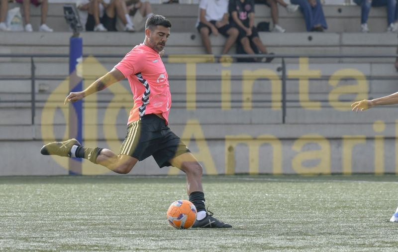 El Villa vuelve a ganar en casa y el Arucas empata in extremis