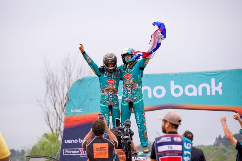 Rogelio Peñate celebra su éxito en Paraguay