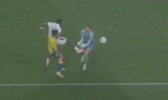 Así desmontó Ais Reig la teoría del penalti que observaba la sala VAR