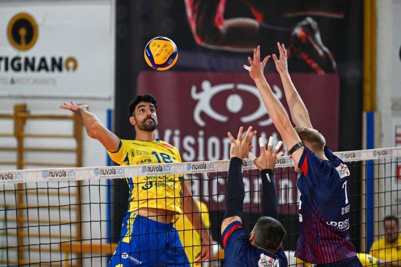 3-0: El Guaguas cede en la final ante el Cisterna Volley
