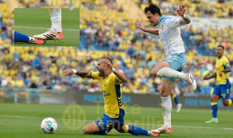 ¿Penalti?. Algo pasó por encima del tobillo de Jesé