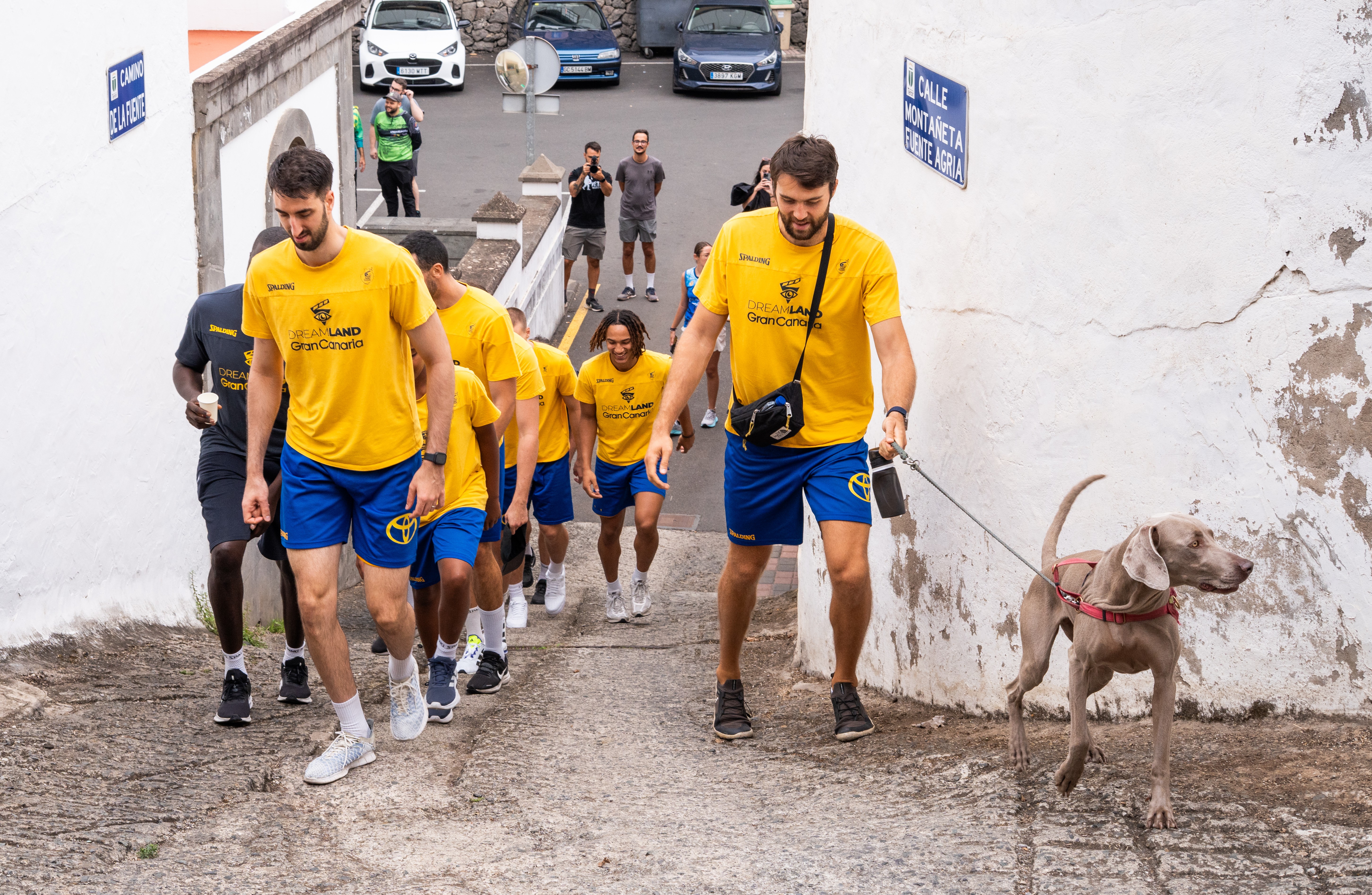 Abandonaron las canastas y se fueron a caminar por Teror