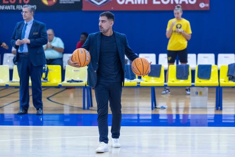 Tony Viera, técnico interino del Islas Canarias