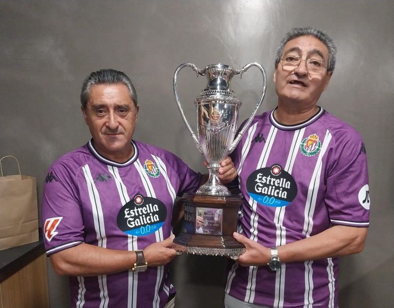 Detalle del Valladolid con un miembro del staff del Villa