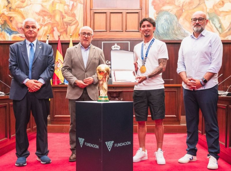 El Cabildo rinde homenaje a Yeremi Pino